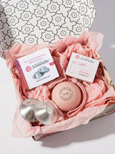 Silverette® Starter Set with silver nipple shields and accessories, displayed on a neutral background for natural breastfeeding support.